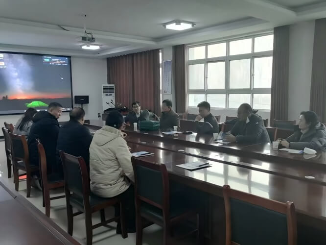 Factory visit and project discussion scene for industrial customer collaboration.